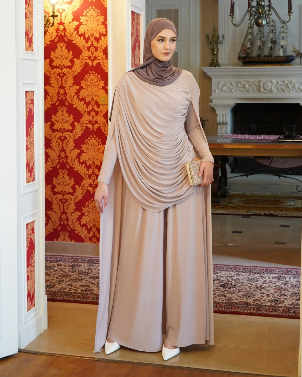 Ensemble pantalon drapé beige LUMYRA, veste et pantalon fluide en tissu léger, style élégant et moderne.