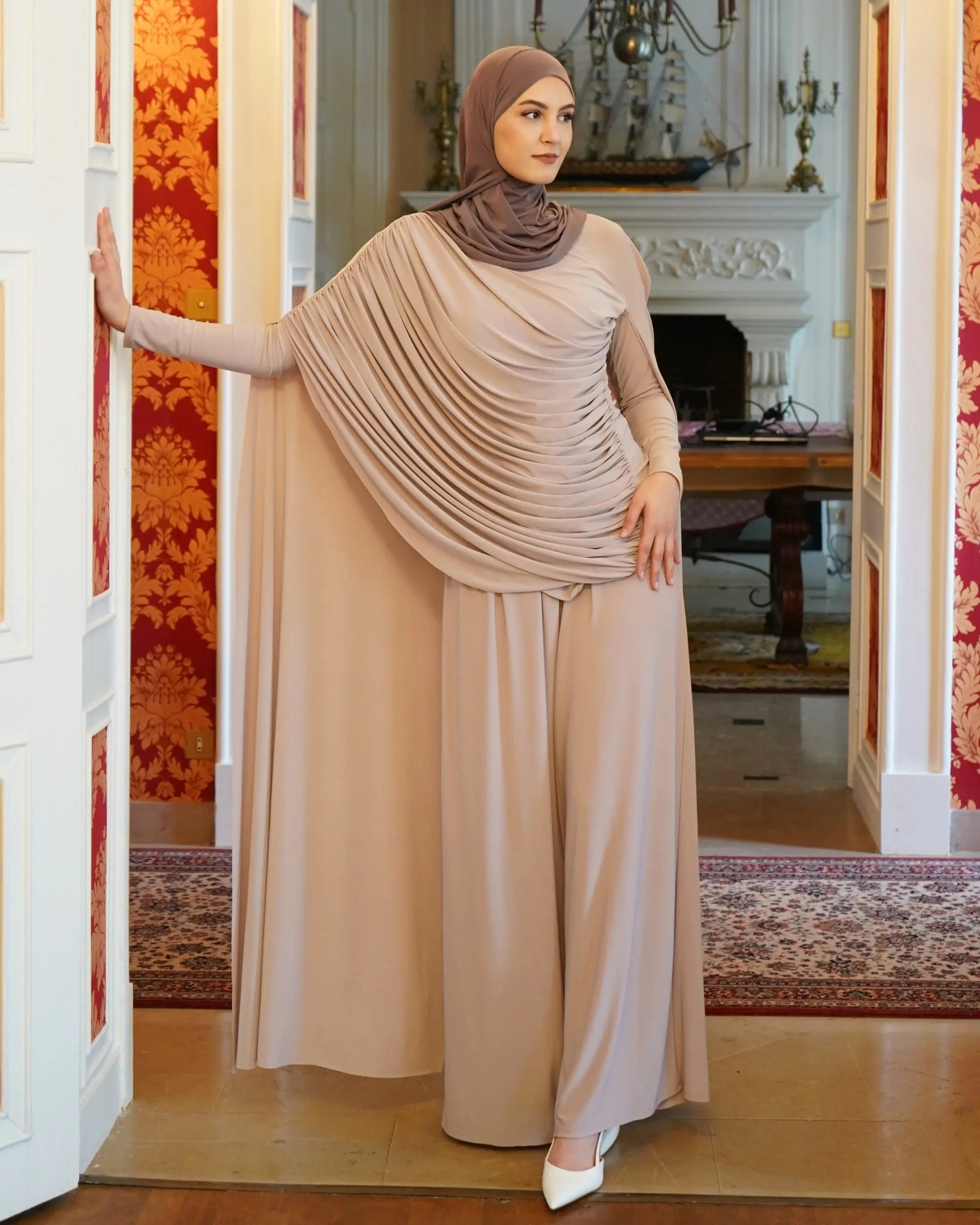 Ensemble pantalon drapé beige LUMYRA, vêtement élégant avec un pantalon fluide et un haut assorti, porté sur un modèle.