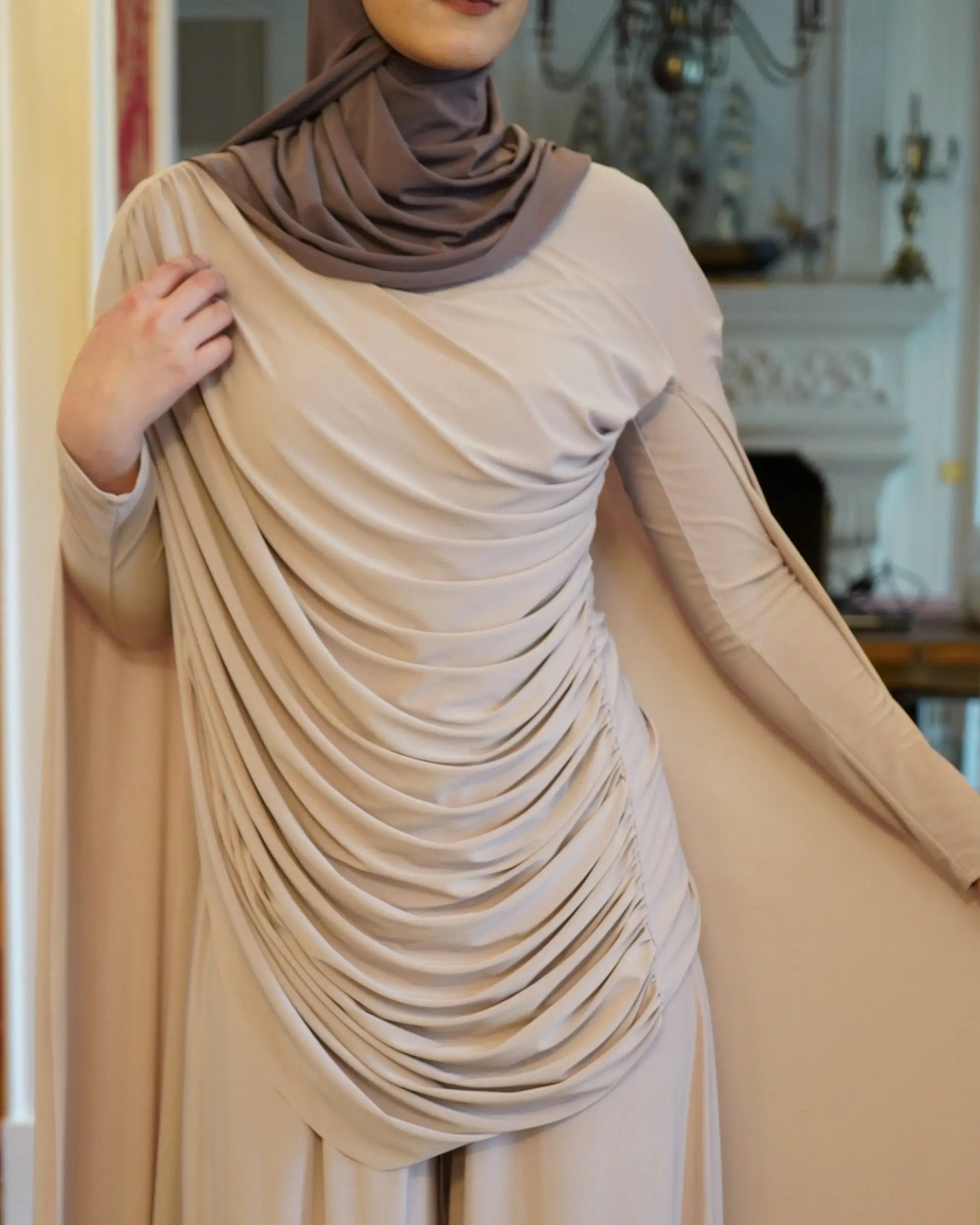 Pantalon drapé beige LUMYRA, vue en détail, avec coupe fluide et style élégant, idéal pour un look sophistiqué.