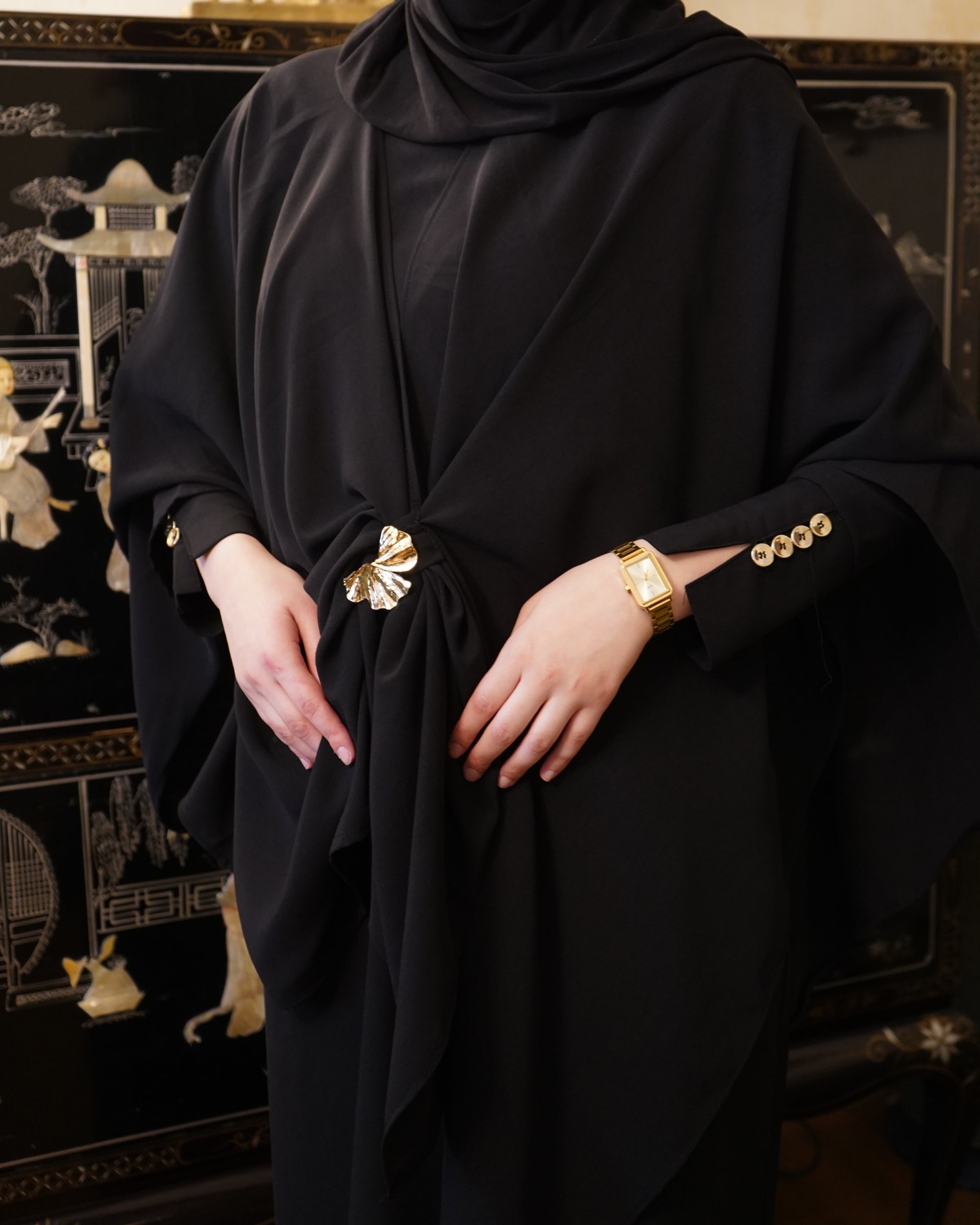 Ensemble pantalon 3 pièces noir avec cape élégante de la marque LUMYRA, vue de face sur un fond neutre.