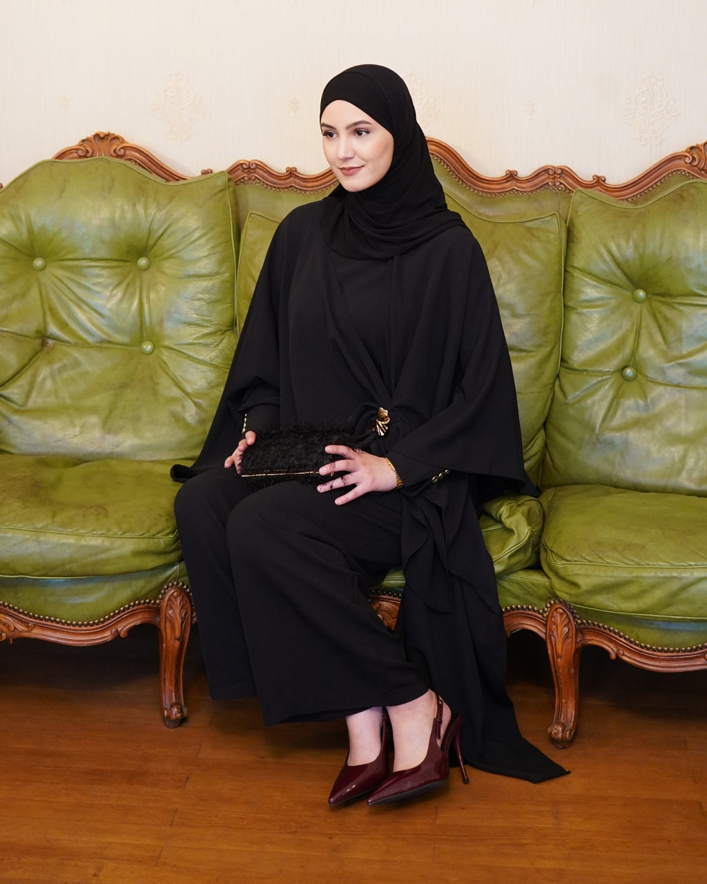 Ensemble pantalon 3 pièces avec cape noire LUMYRA, tenues élégantes et sophistiquées pour femmes, vue de l'ensemble.
