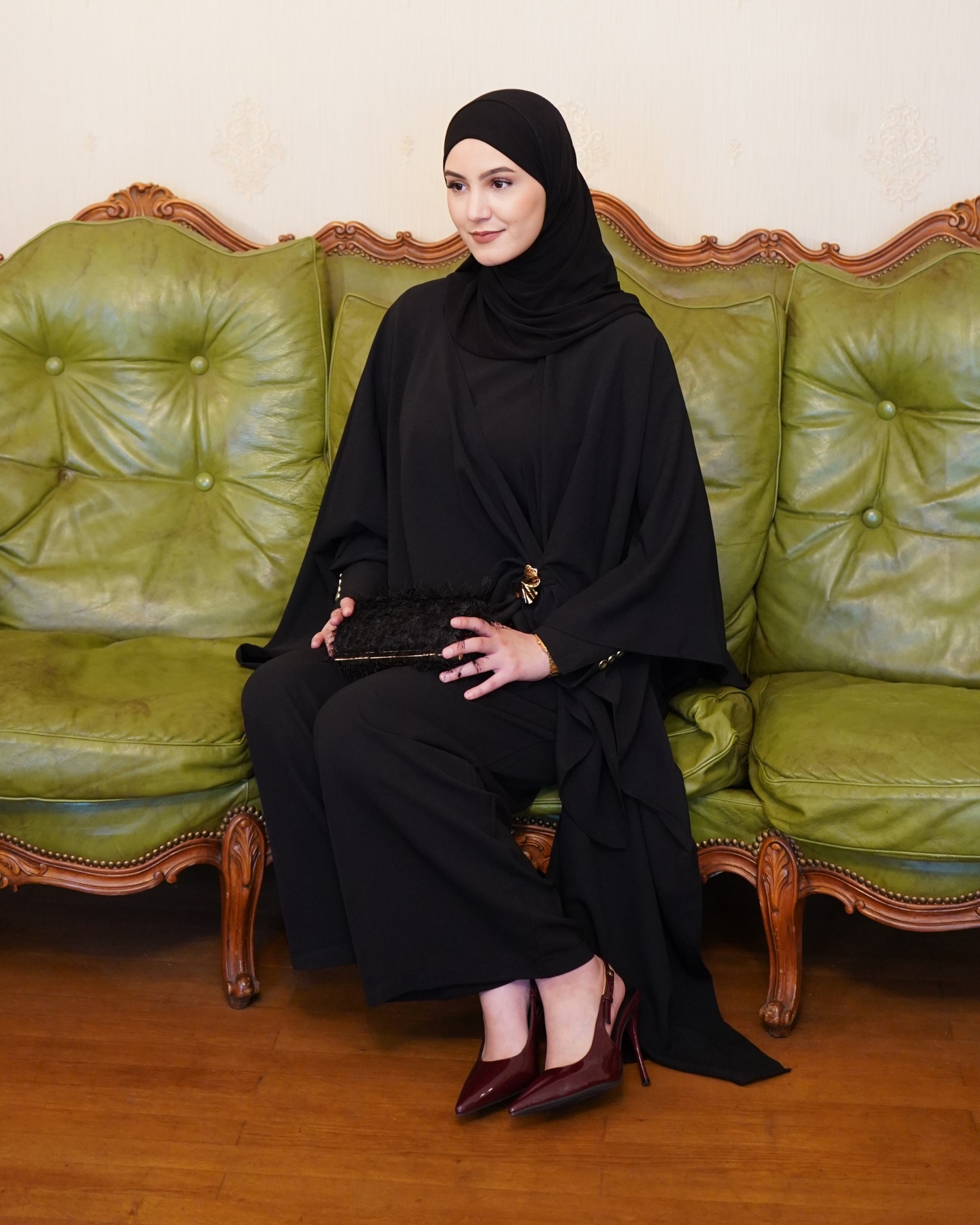 Ensemble pantalon 3 pièces avec cape noire LUMYRA, tenues élégantes et sophistiquées pour femmes, vue de l'ensemble.