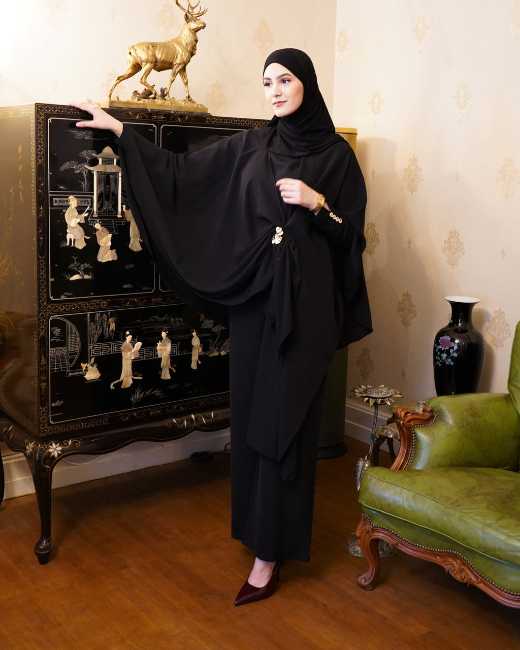 Ensemble pantalon 3 pièces avec cape noire, style élégant, porté par un mannequin, de la marque LUMYRA.