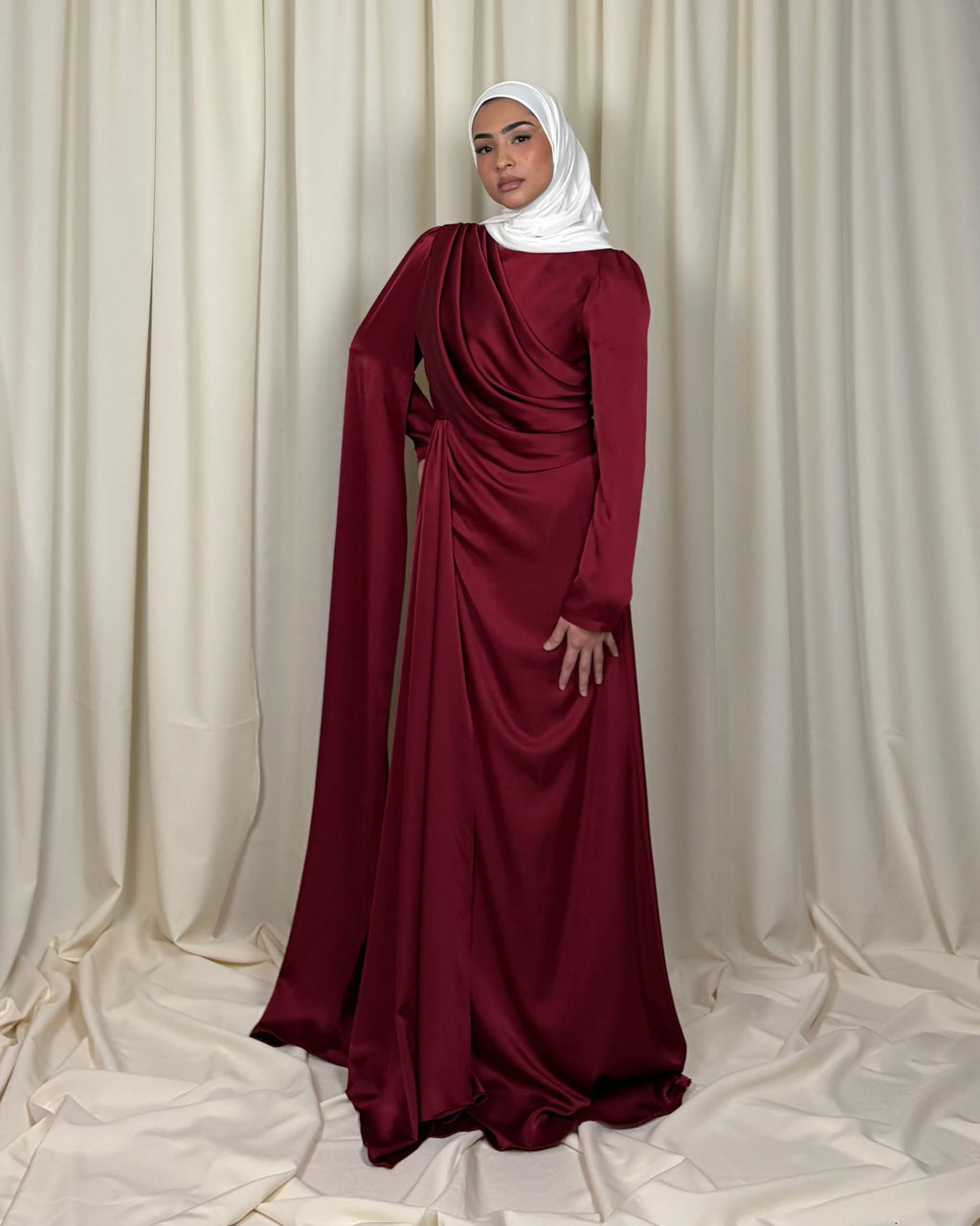 Vestido drapeado de satén rojo burdeos