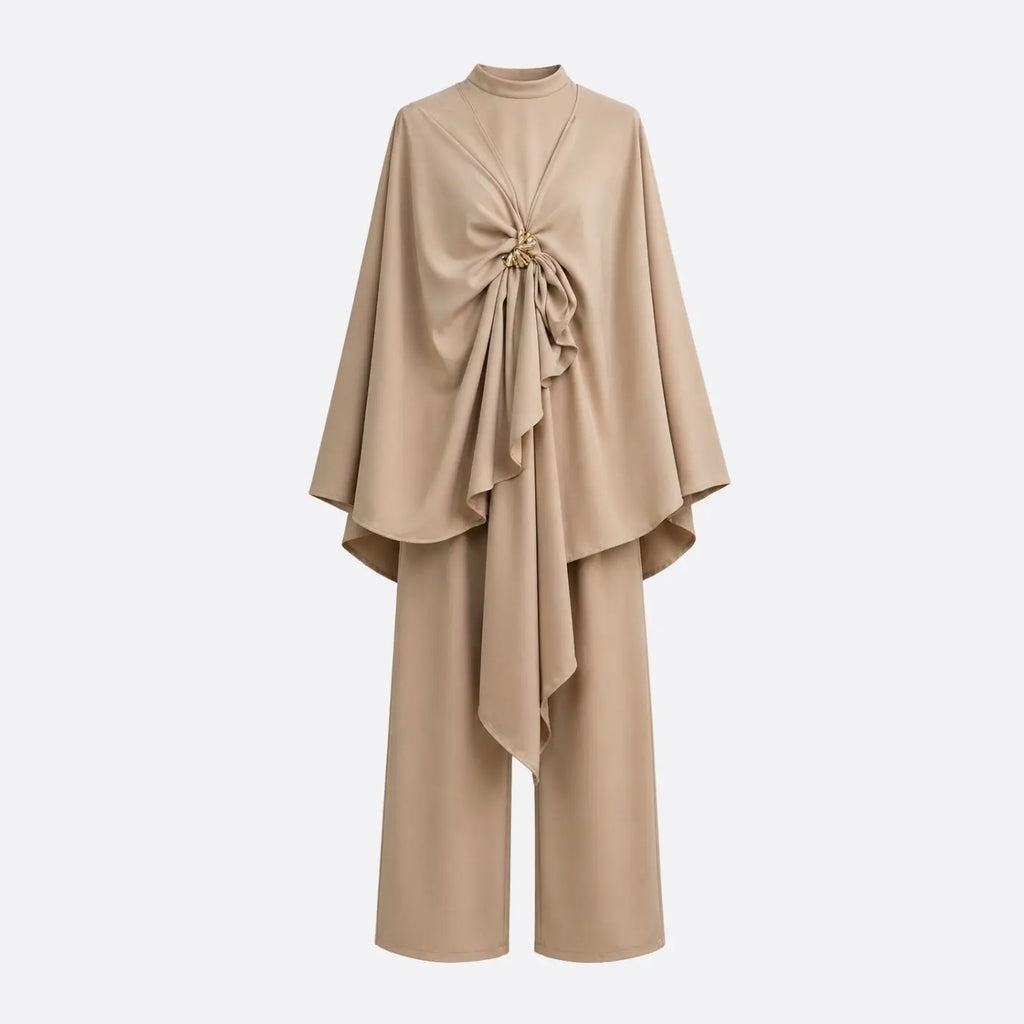 Ensemble pantalon 3 pièces avec cape LUMYRA, vêtement élégant en tissu fluide, porté dans une tenue sophistiquée.