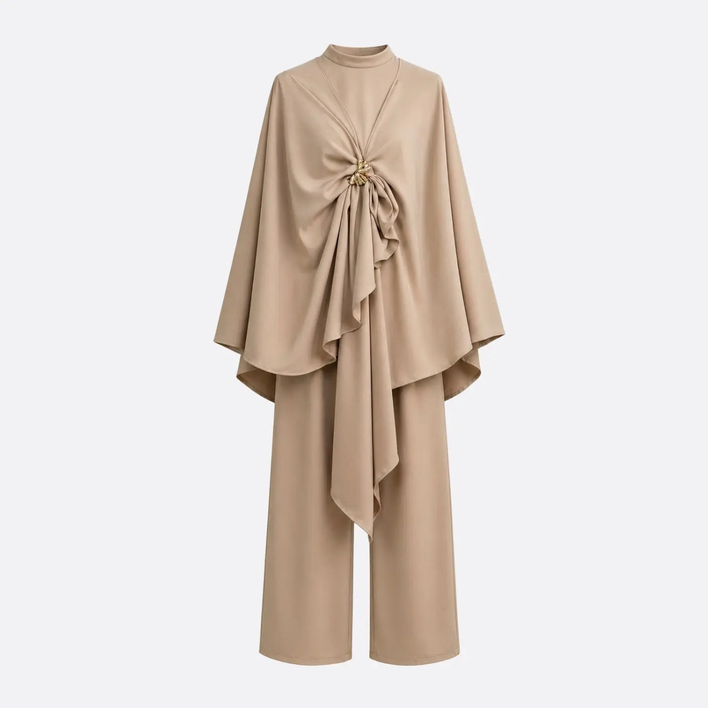 Ensemble pantalon 3 pièces avec cape LUMYRA, vêtement élégant en tissu fluide, porté dans une tenue sophistiquée.