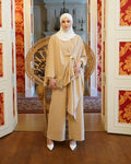 Ensemble pantalon 3 pièces avec cape LUMYRA, tenue élégante en tissu fluide, comprenant un pantalon, une cape et un haut assorti.