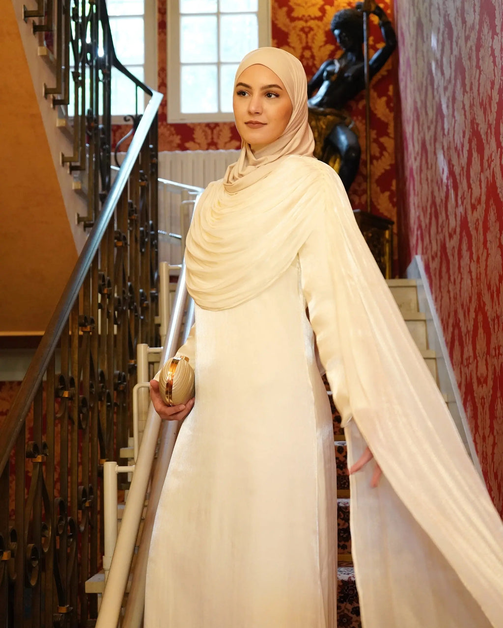 Robe longue drapée blanc cassé LUMYRA portée, fluide et élégante, avec un tissu léger et un style sophistiqué.
