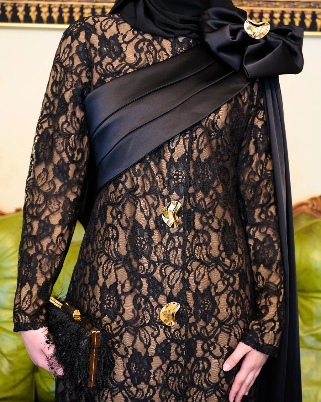 Vue de face de la robe longue noire en dentelle.