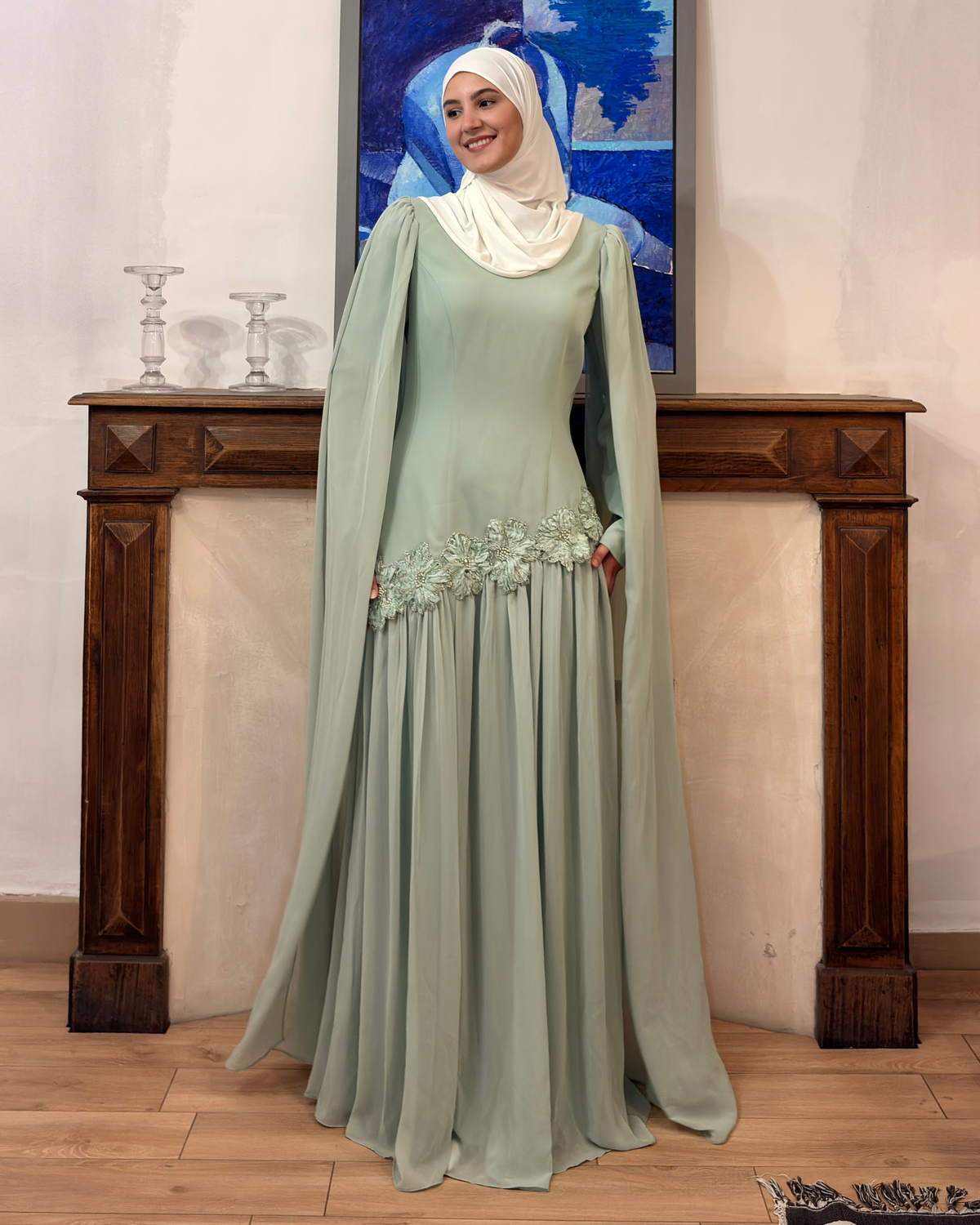 Robe longue verte à détails floraux de la marque LUMYRA, tissu léger et élégante avec motif floral menthe, portée avec manches longues.