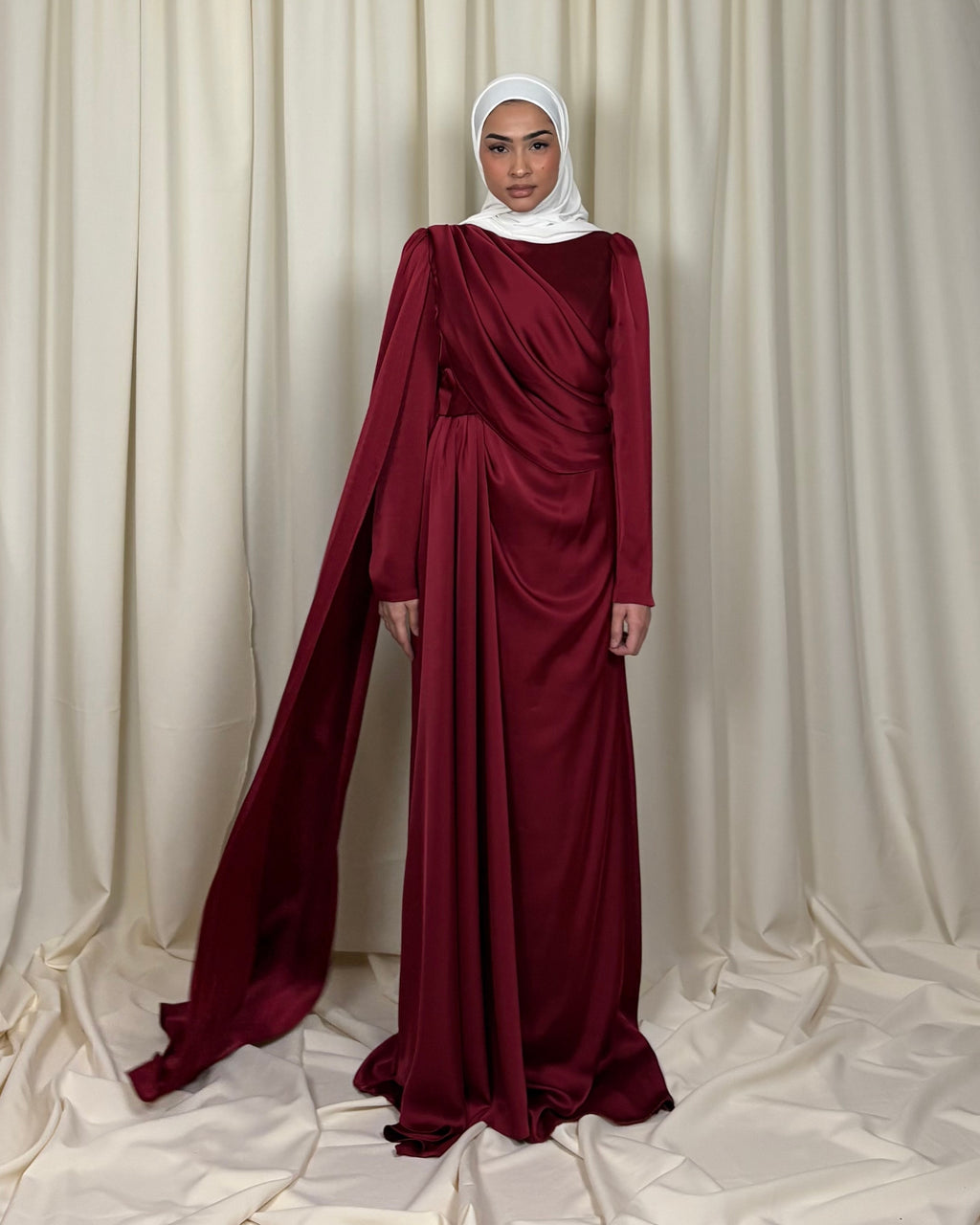 Vestido drapeado de satén rojo burdeos