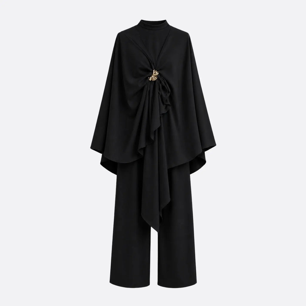 Ensemble pantalon 3 pièces avec cape noire de la marque LUMYRA, détail du tissu et du style élégant.