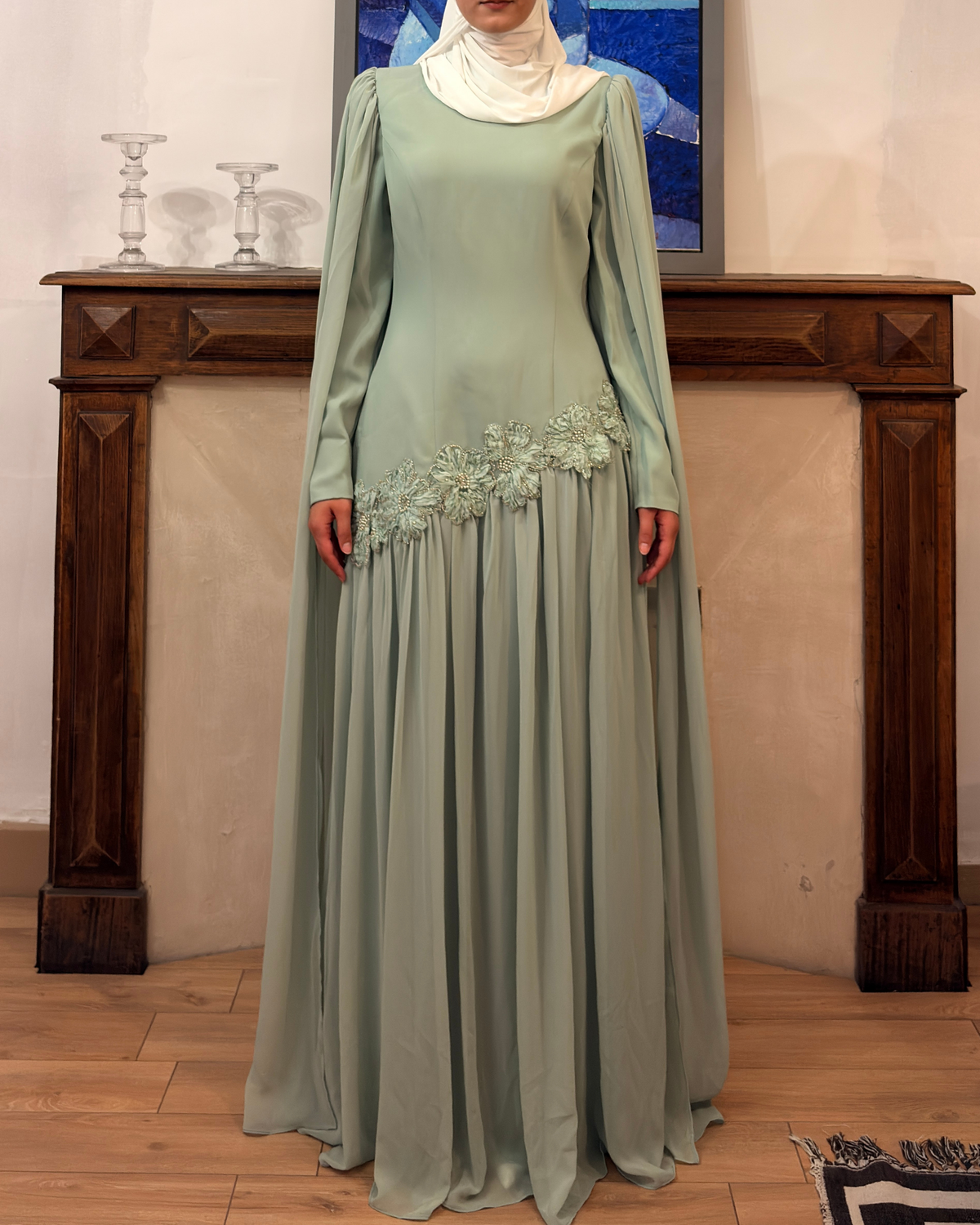 Robe longue à détails floraux vert menthe de la marque LUMYRA, avec tissu fluide et design élégant visible dans l'image.