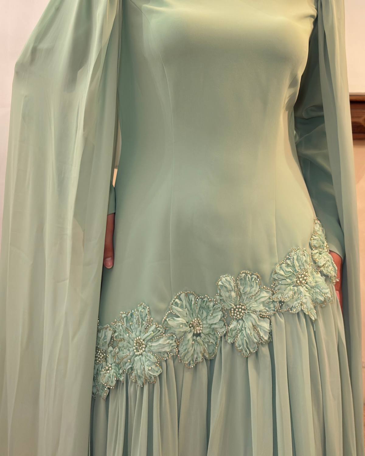 Robe longue à détails floraux vert menthe de la marque LUMYRA, montrant le tissu fluide et les motifs floraux élégants.