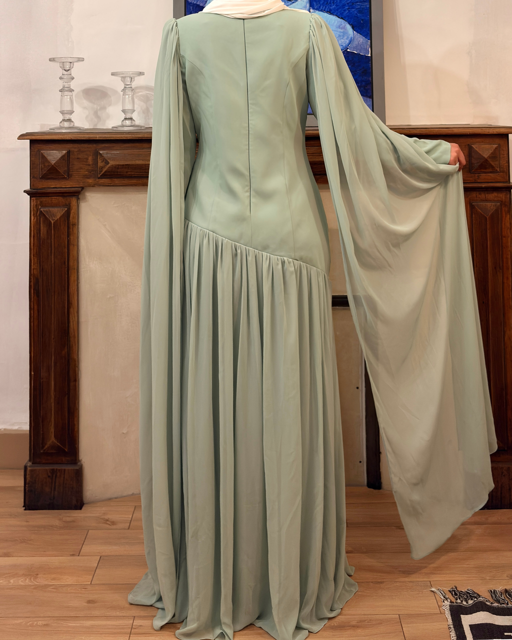 Robe longue à détails floraux vert menthe de la marque LUMYRA, avec tissu fluide et motifs floraux délicats.