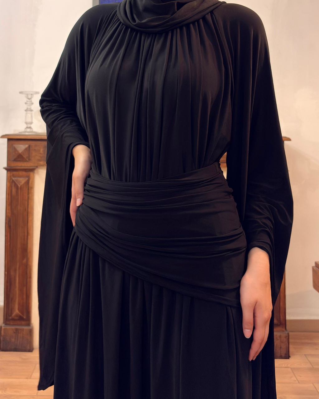 Robe longue à manches drapées noire de la marque LUMYRA, avec un style élégant et fluide, portée sur un mannequin.