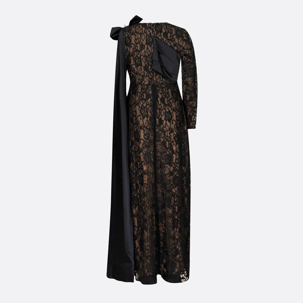 Vue de derriére de la robe longue noire en dentelle.