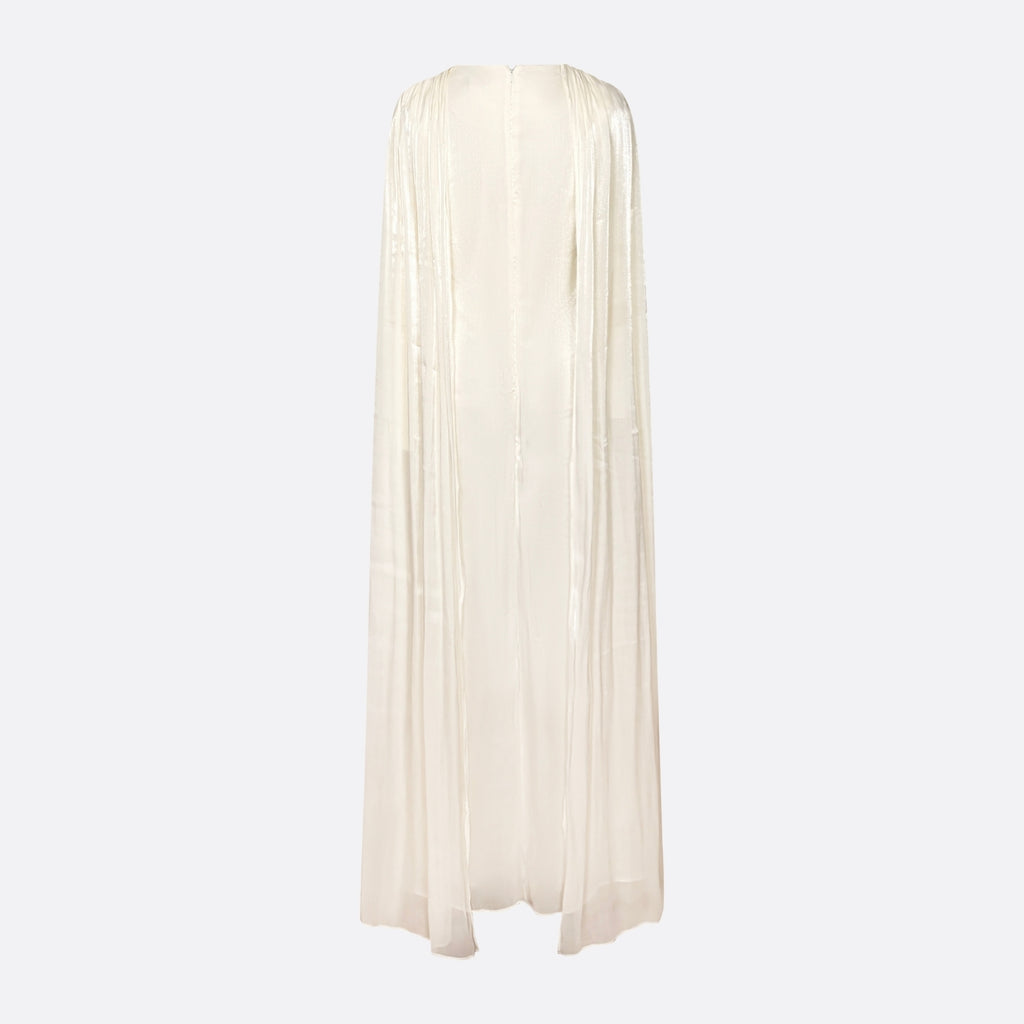 Robe longue drapée blanc cassé de la marque LUMYRA, vue de face sur mannequin, tissu fluide et élégant.