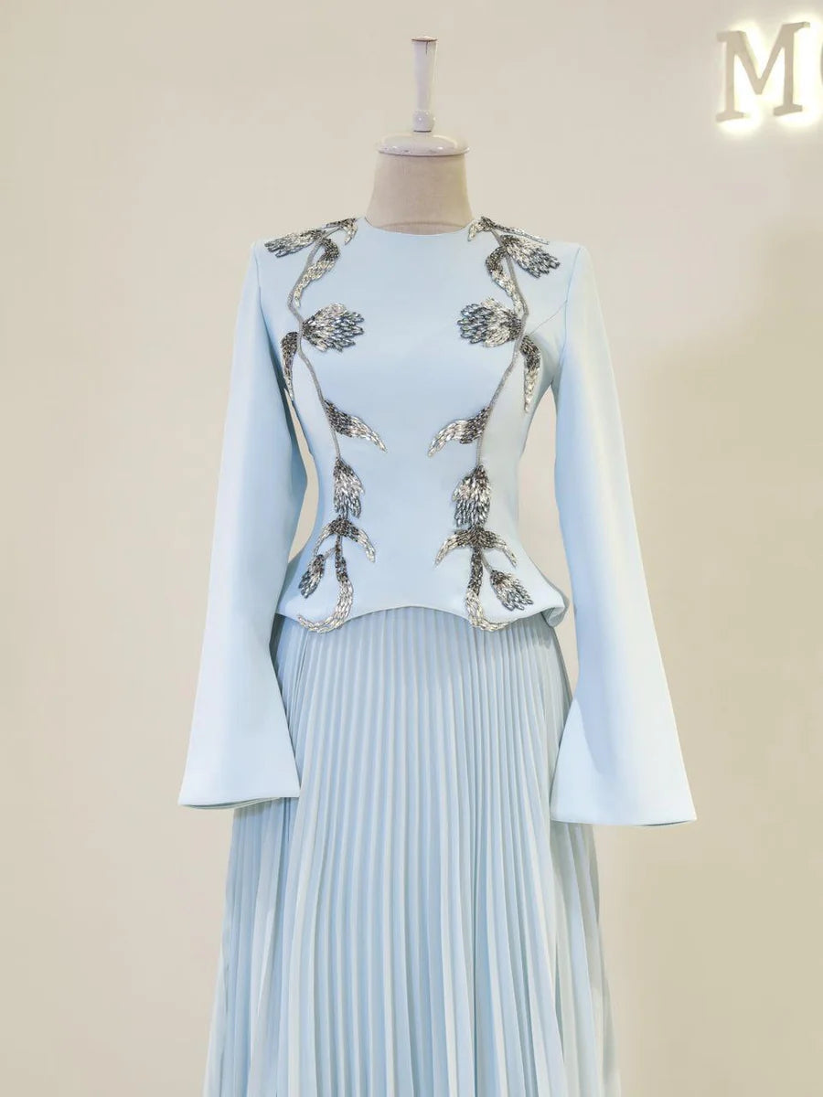 Ensemble jupe plissée et haut brodé – Bleu ciel